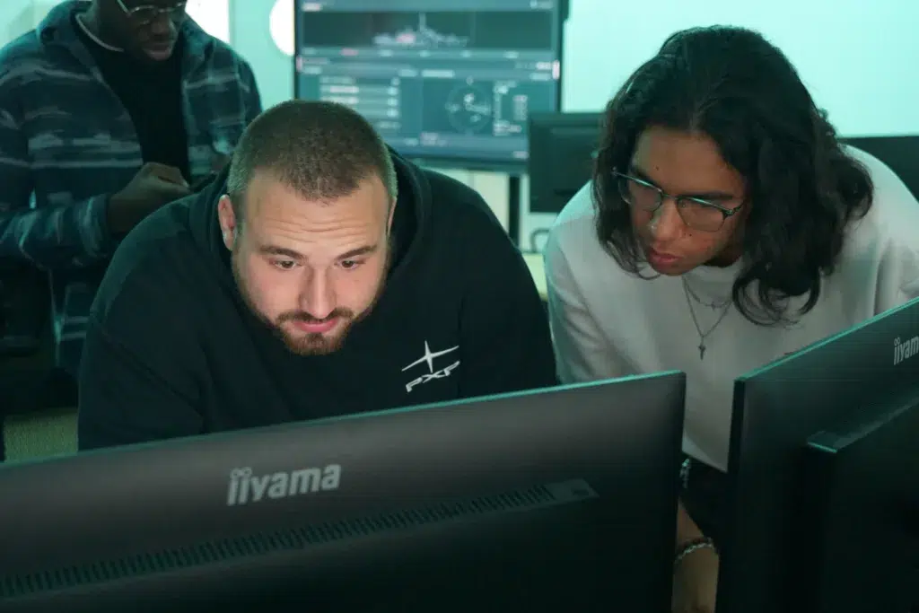 Étudiants d’Epitech Rennes en exercice de cyberdéfense DefHack 2026 dans la Breizh SOC Deux étudiants d’Epitech Rennes travaillent sur un ordinateur pendant le DefHack 2026 dans la salle Breizh SOC