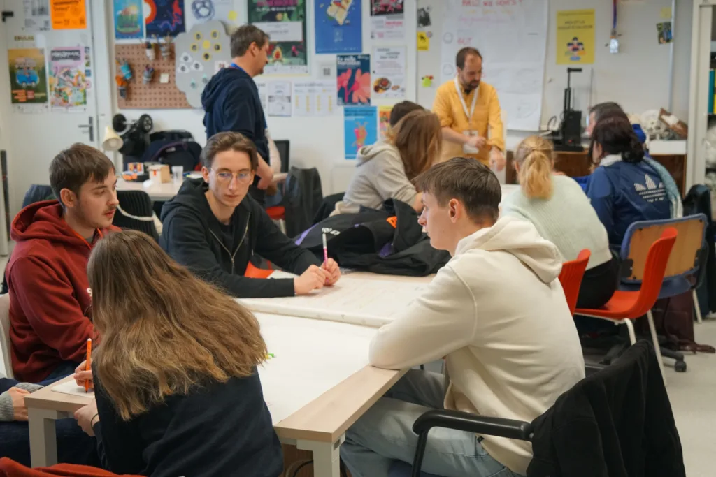 Participants au hackathon POCL 2026 dans l’Edulab avec des étudiants Epitech au premier plan