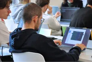 Étudiant en plein projet école informatique Marseille Epitech