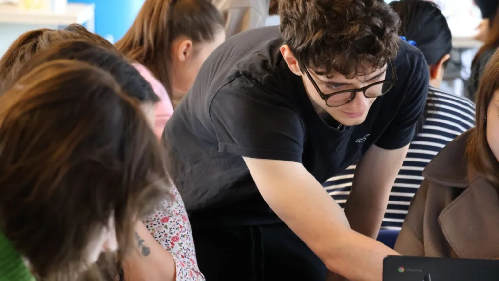 Mael Perrigaud, étudiant à Epitech Nantes, lors de l'intervention STEM4all