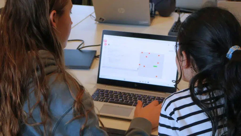 Deux lycéennes participant à l'activité STEM4all sur le campus d'Epitech Nantes
