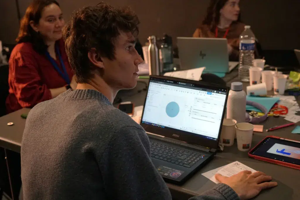 Étudiant Epitech Rennes en train de prototyper et documenter son projet lors du hackathon POCL #5