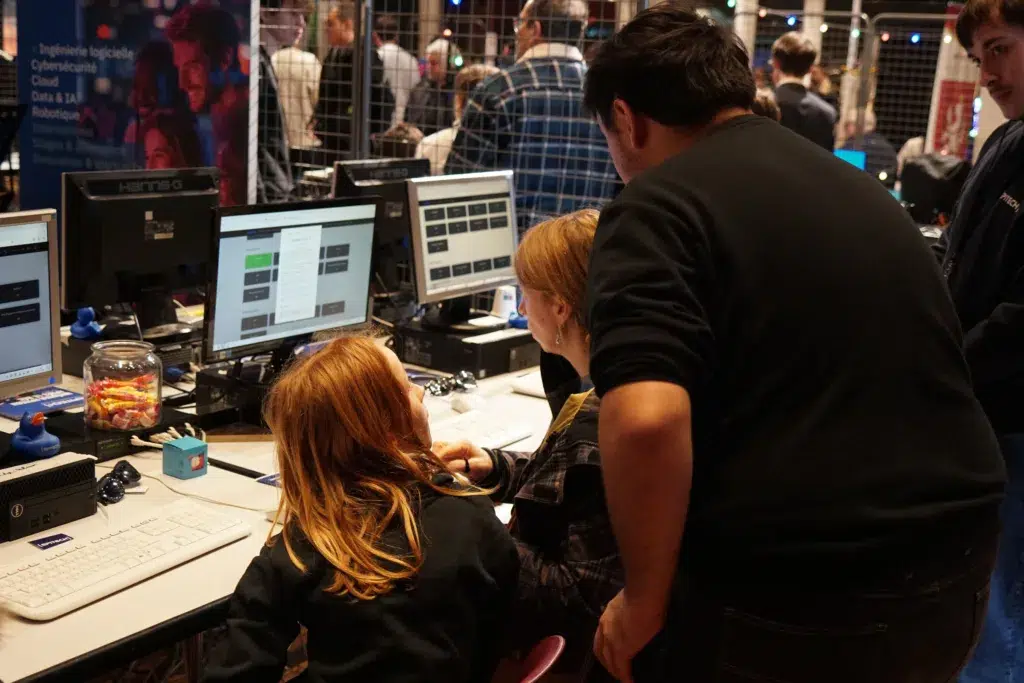 Étudiant Epitech Rennes initiant un enfant et un adulte à la programmation et à la cybersécurité