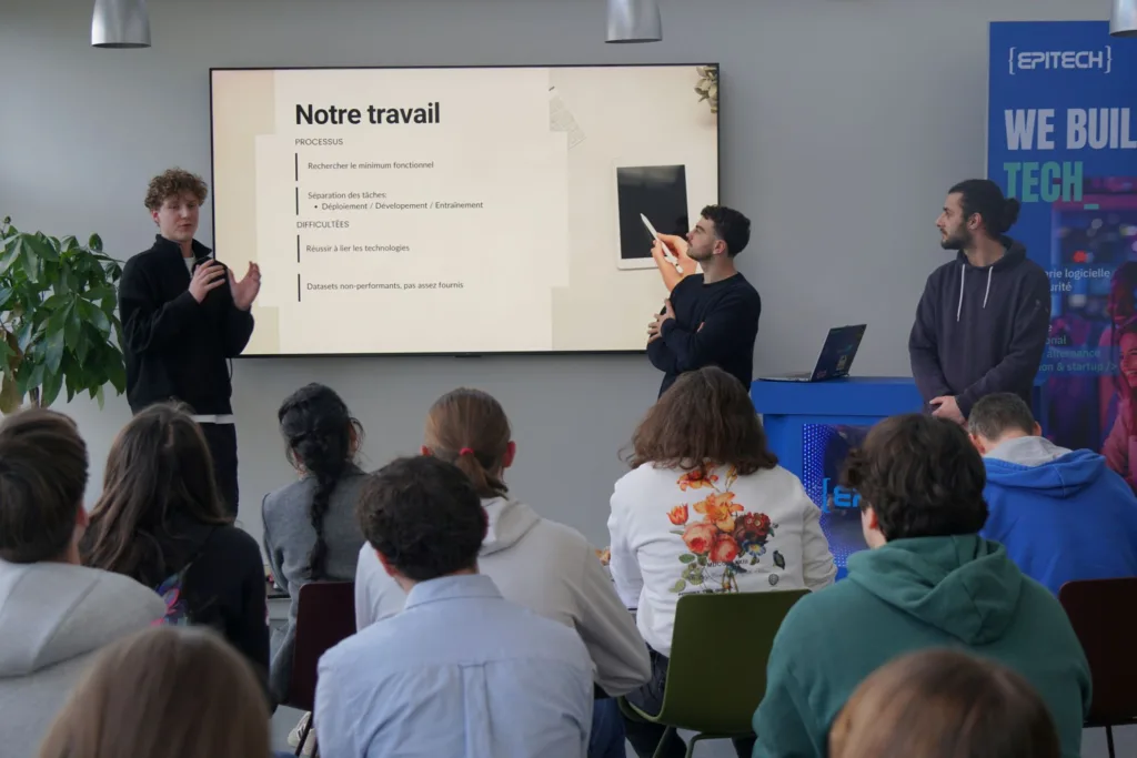 Groupe gagnant présentant son projet IA lors des soutenances du hackathon IA Epitech devant le jury OVHcloud