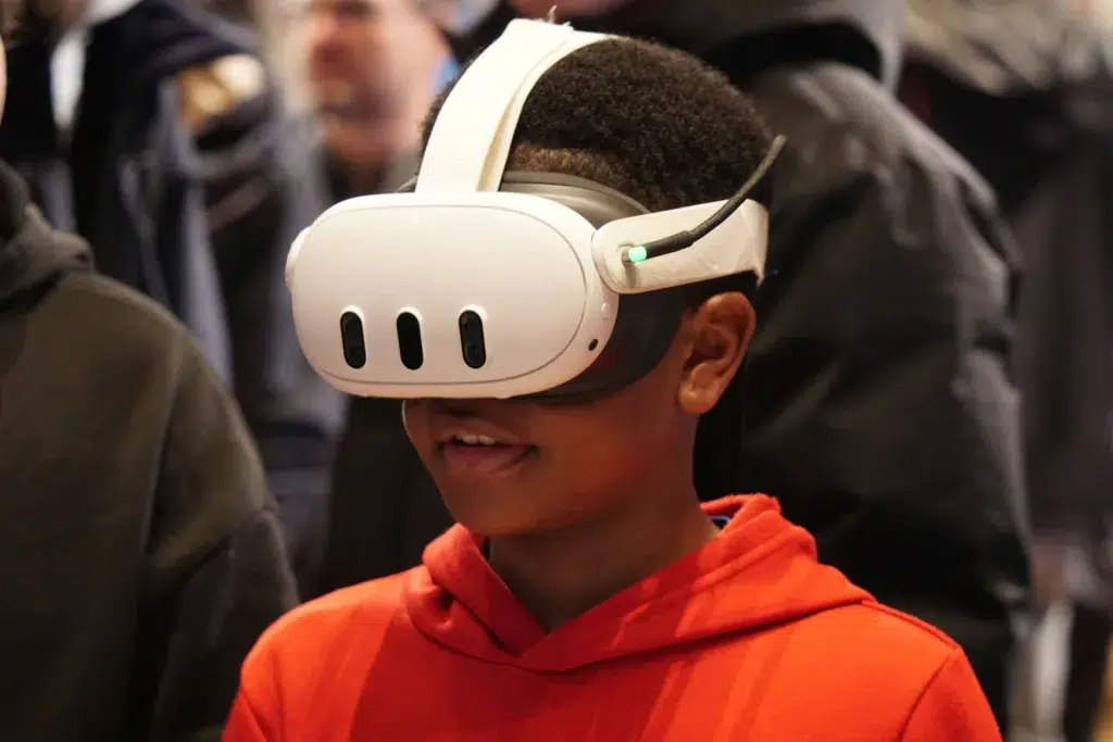 Enfant testant la réalité virtuelle sur le stand Epitech