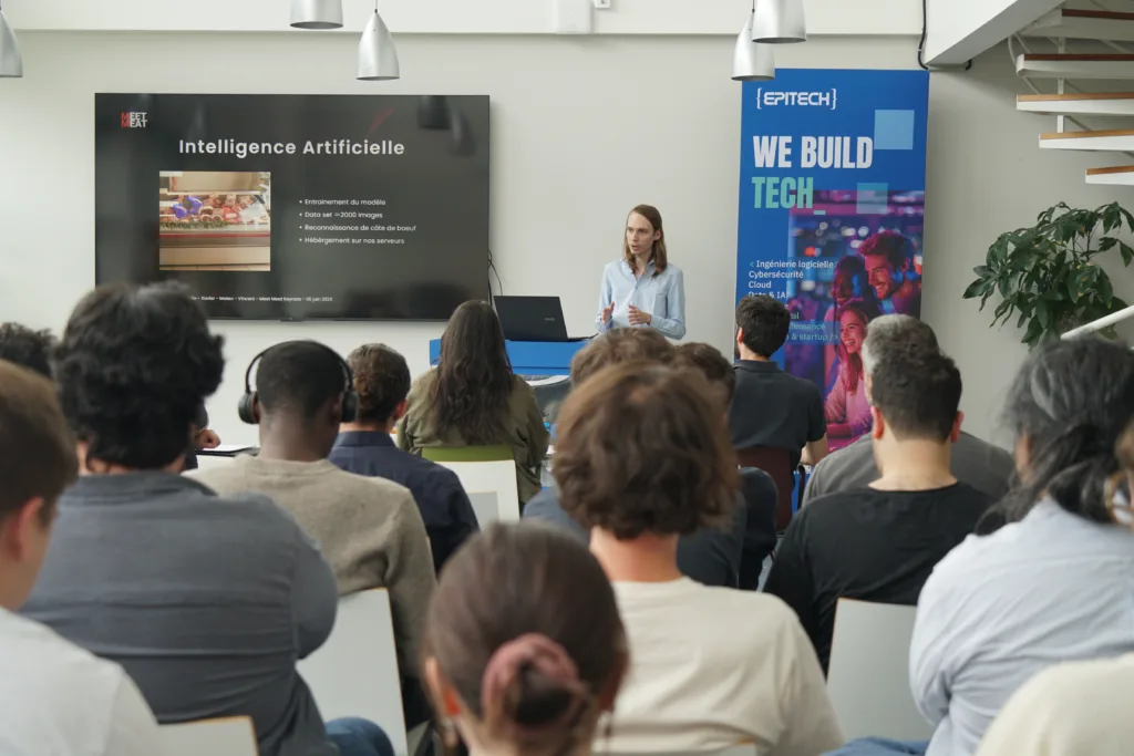 Présentation d'un projet lors de l'ESP Day Étudiant du Master of Science informatique présentant son projet devant le jury et les visiteurs