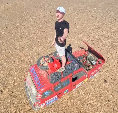 Julien sur sa 4L pendant le 4L Trophy avec Epitech en sponsor