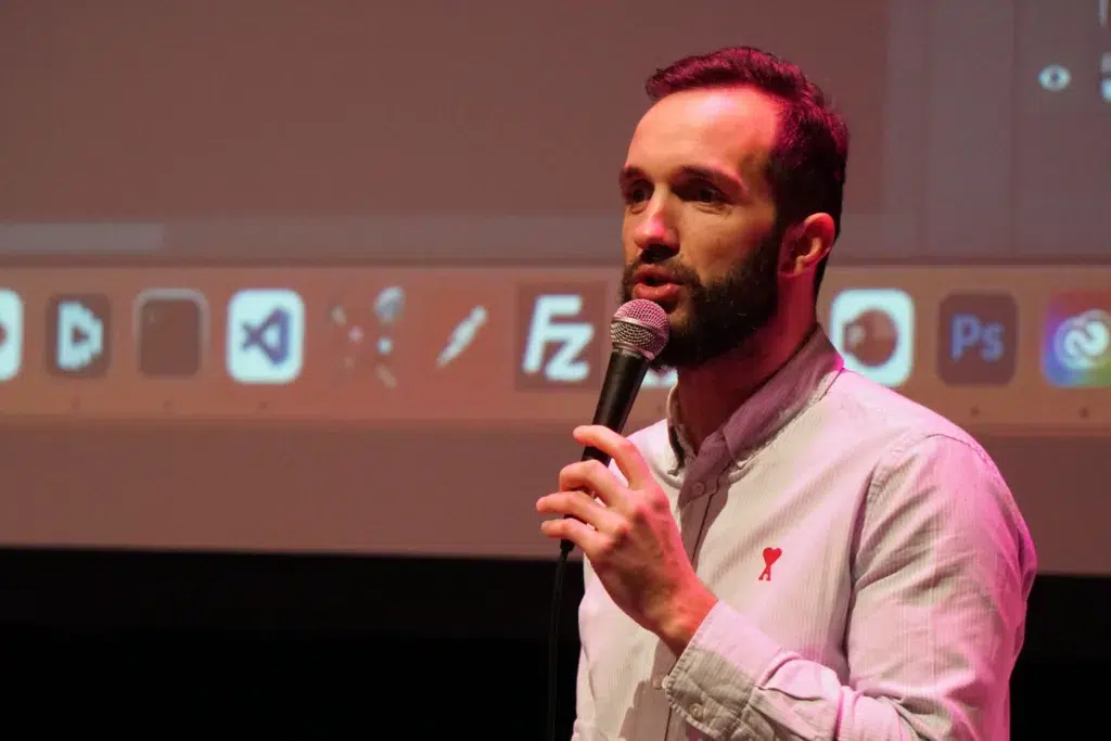 Le Directeur d'Epitech Rennes animant une conférence sur l'IA et les deepfakes