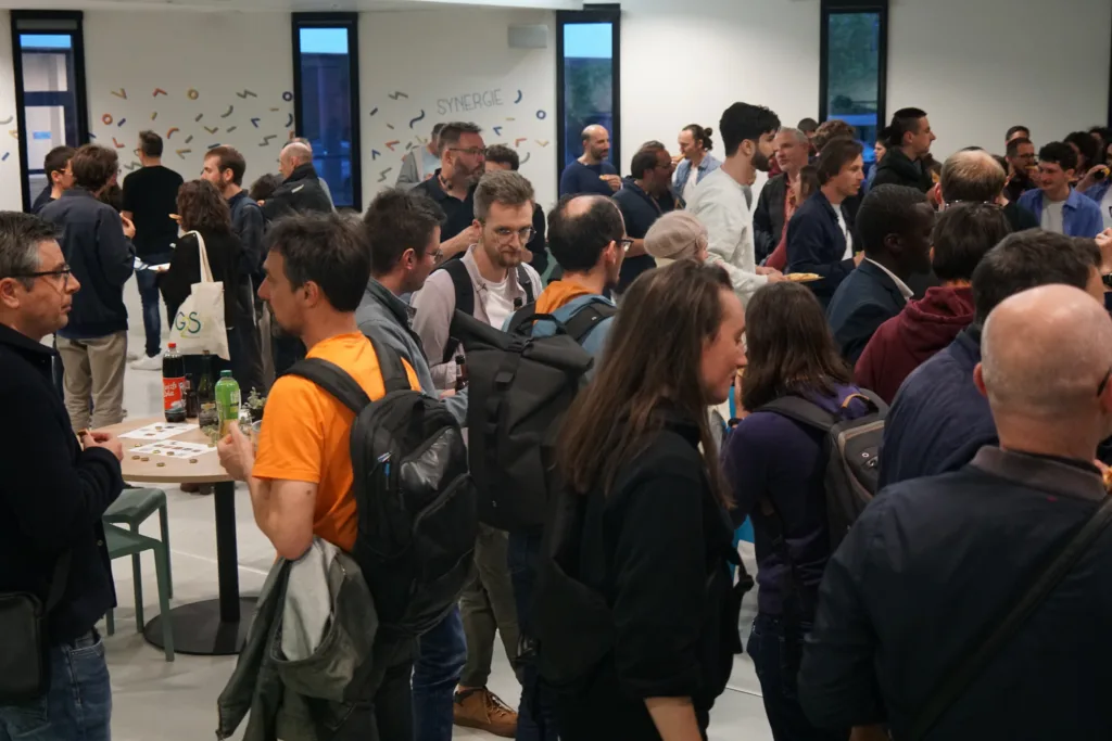 participants échangeant autour de pizzas lors de la soirée des communautés tech rennaises à Epitech Rennes