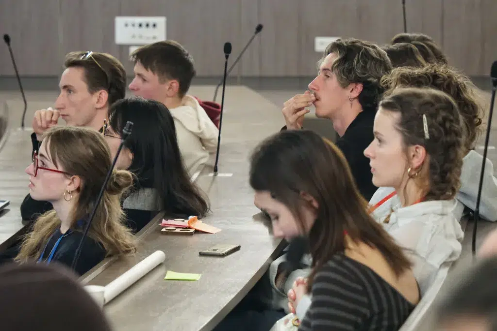 Participants du POCL #5 réunis en amphithéâtre lors d’une session d’échange