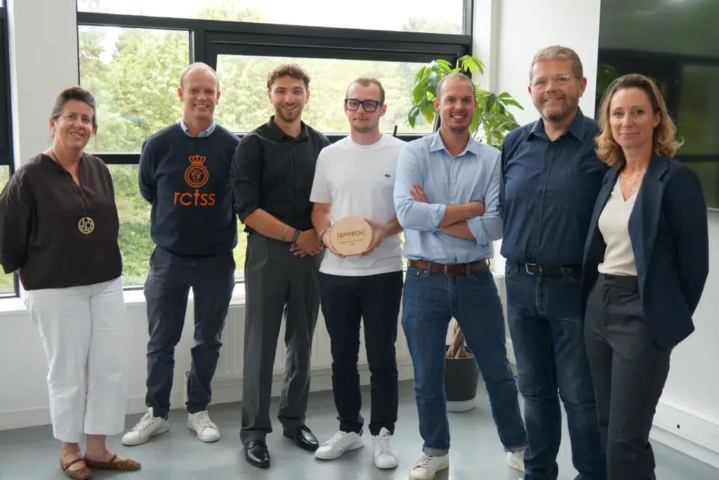 Collective remporte le Warm Up Day Epitech Rennes 2026 Collective groupe gagnant du Warm Up Day Epitech Rennes 2026, avec son trophée et le jury