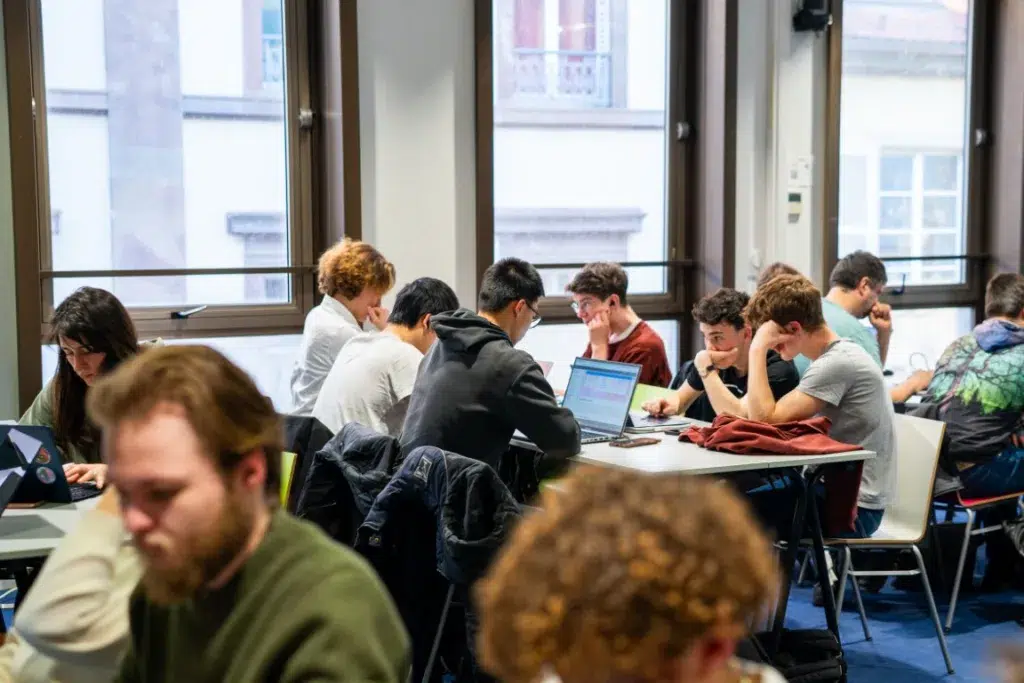 étudiants Epitech Strasbourg qui travaillent sur des agents IA pour AWS