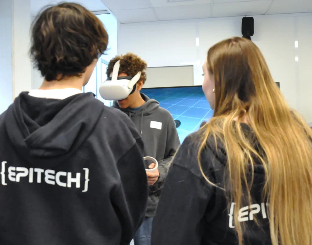 Des étudiants faisant des jeux en réalité virtuelle