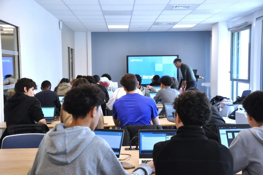 Des élèves découvrent le code à Epitech Marseille