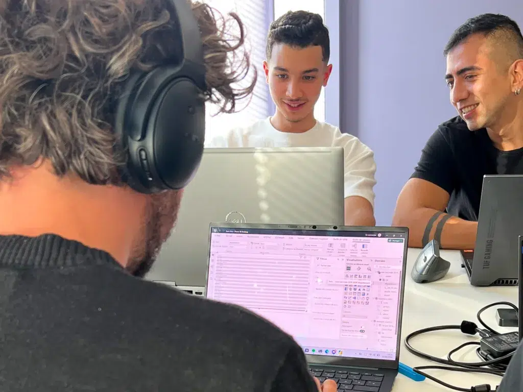 Etudiants Epitech travaillent sur ordinateurs