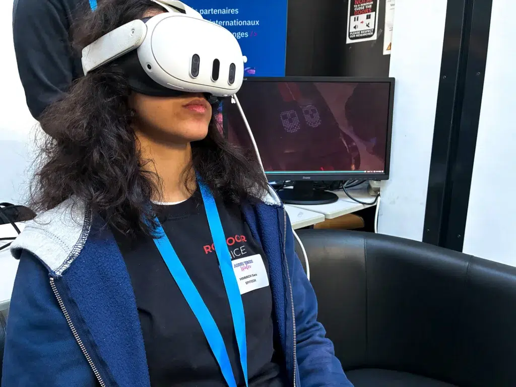 Etudiants Epitech avec casque de realite virtuelle