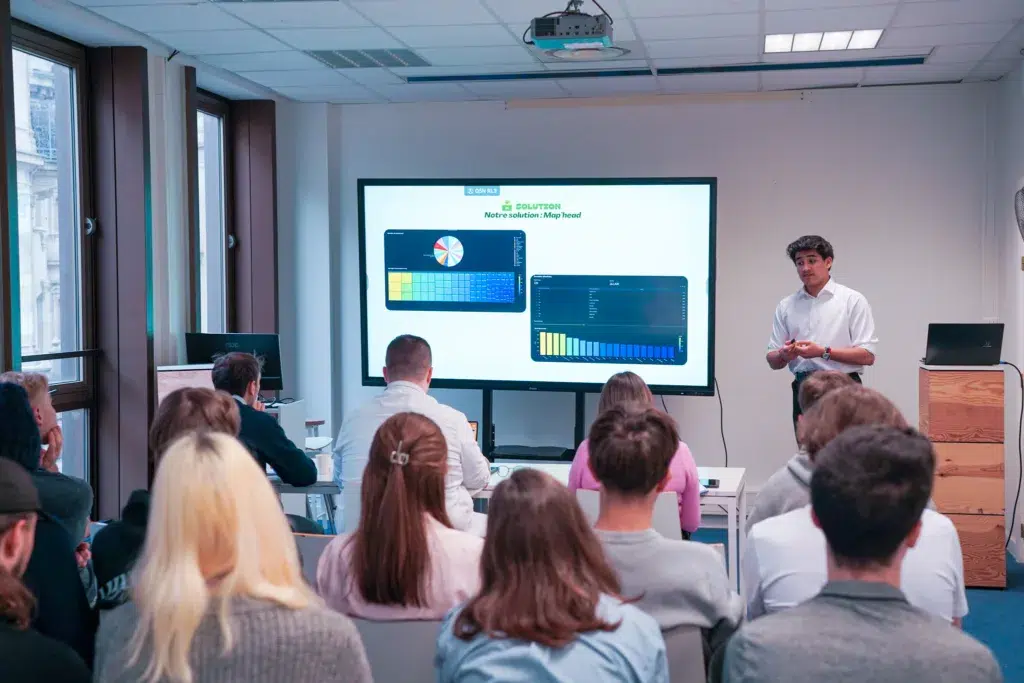 Etudiant Epitech en train de pitcher lors du hackathon grenn tech avec The Shifters