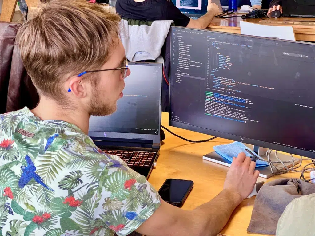 Etudiant d'Epitech Toulouse qui code lors du hackathon Epitech & The Shifters
