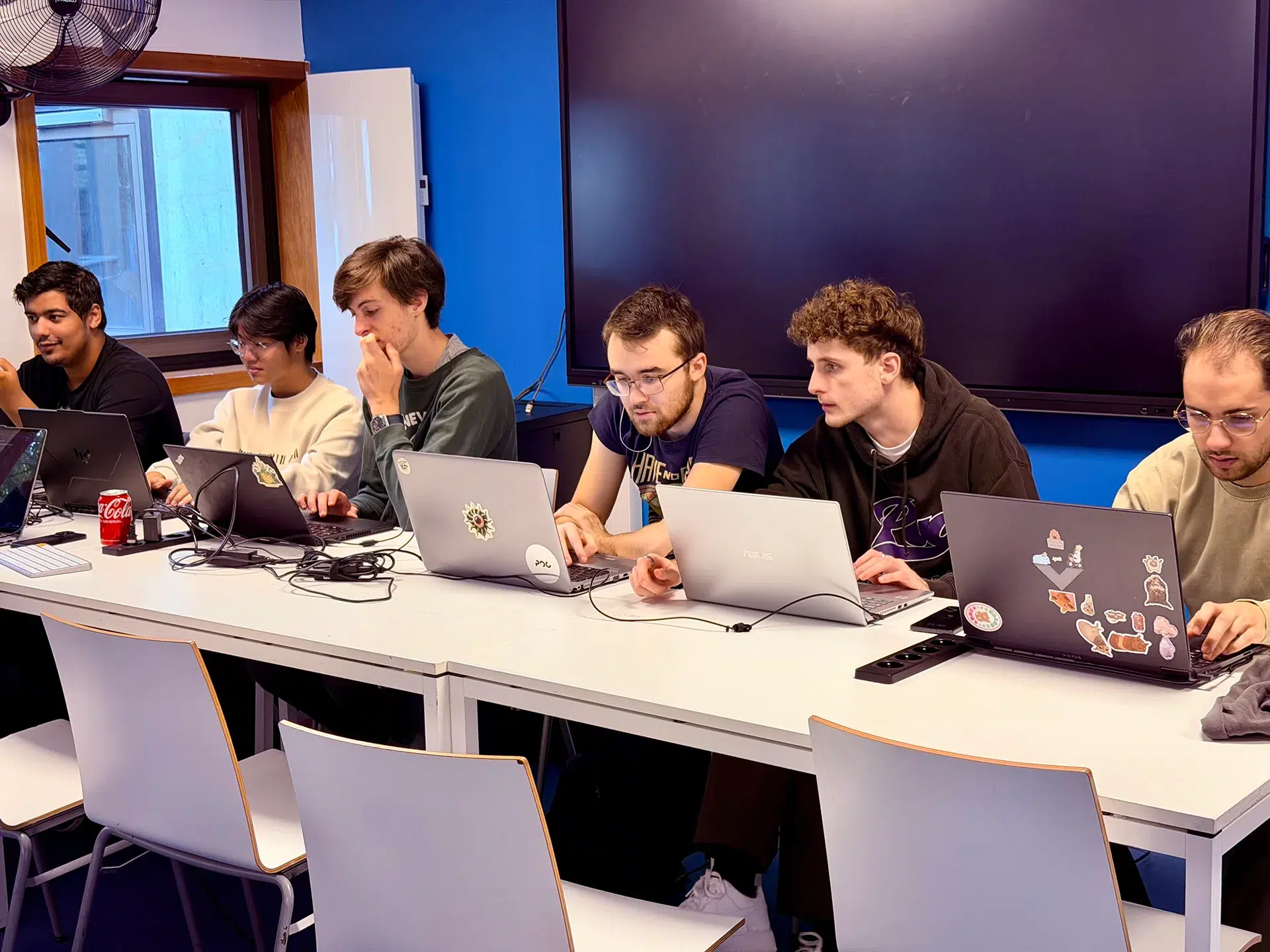 Étudiants Epitech Paris pendant le hackathon NFL x AWS