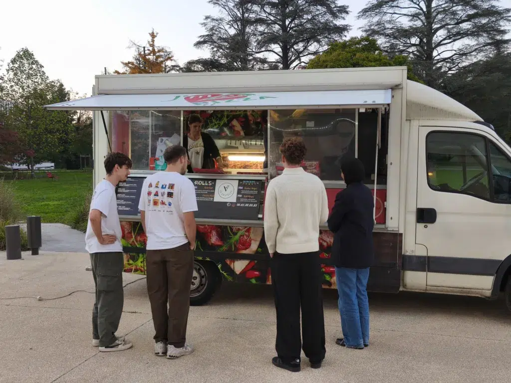 diner offert sur le hackathon fraude bancaire 2025 top école informatique Epitech Lyon