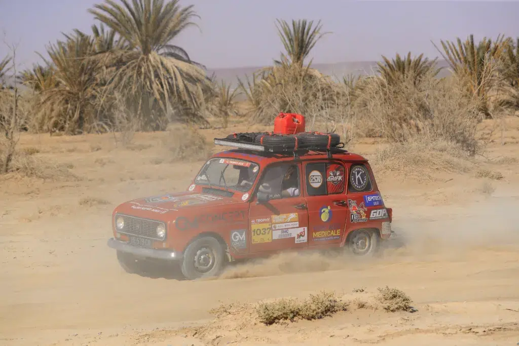 Julien dans la 4L en plein désert pendant le 4L Trophy