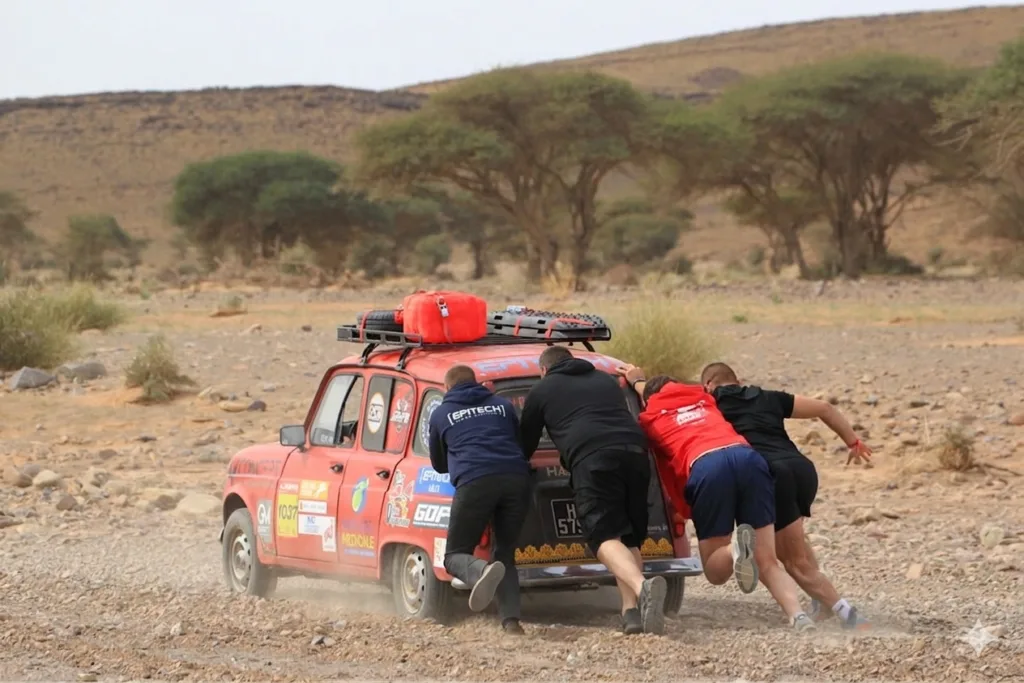 L'entraide au 4L Trophy