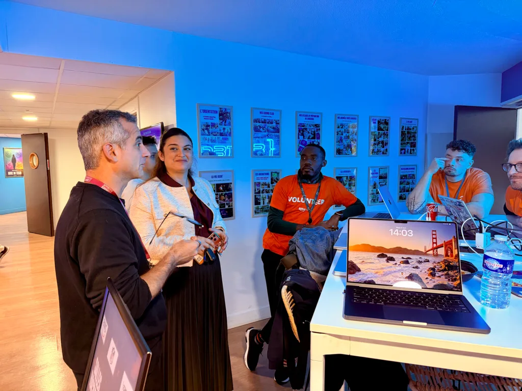 La direction d'Epitech Paris échange avec des étudiants pendant le hackathon NFL x Epitech
