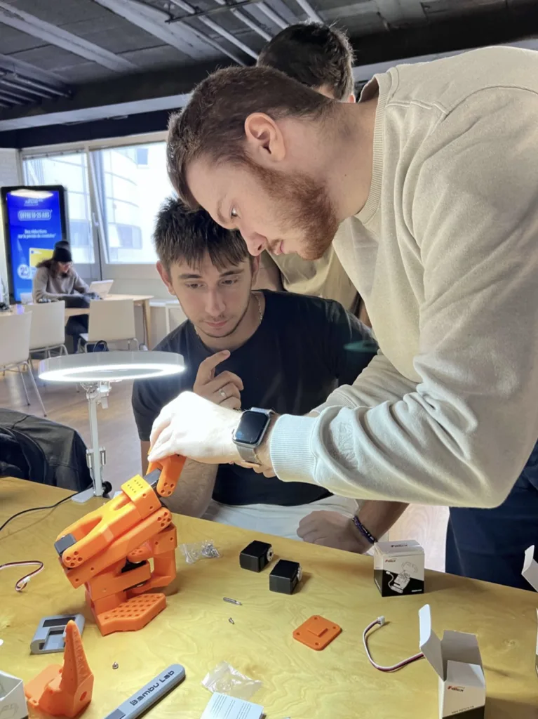 LeRobot arrive à Epitech : quand les étudiants construisent et entraînent les bras robotiques de demain