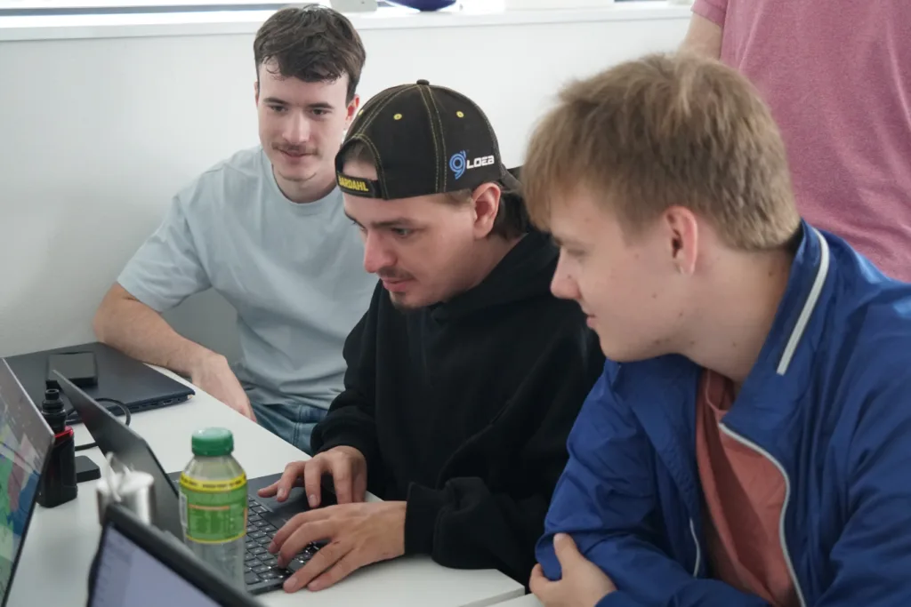 Les 3e année testent les projets des 5e année Deux étudiants de 3e année testent le projet d'un étudiant de 5e année avant le Warm Up Day
