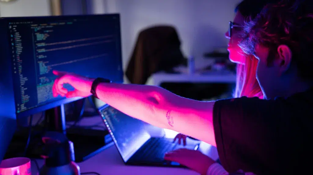 Deux étudiants Epitech s'entraidant pour corriger un bug sur un projet informatique