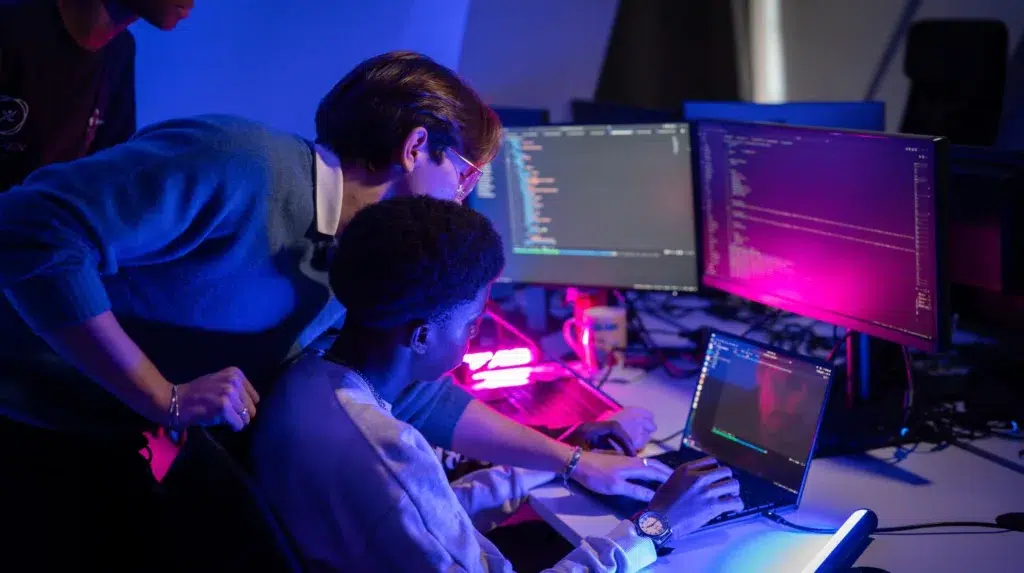 Étudiants Epitech Montpellier en train de corriger un bug