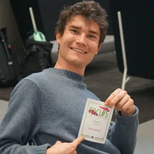 Étudiant Epitech Rennes souriant montrant son badge au hackathon Rennes POCL 2026