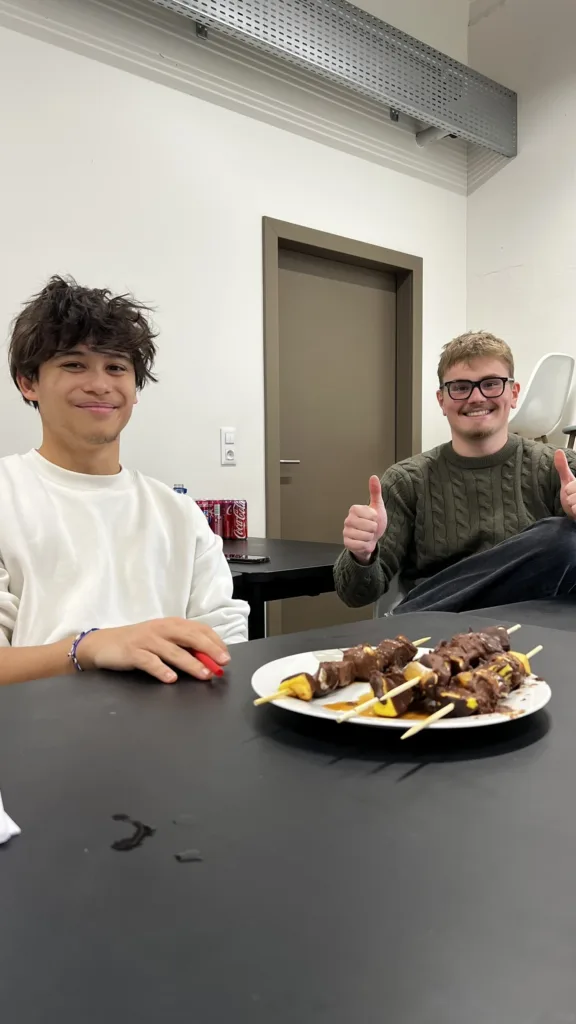 vente de brochettes de fruits au chocolat à l'occasion du Movember à Epitech Mulhouse