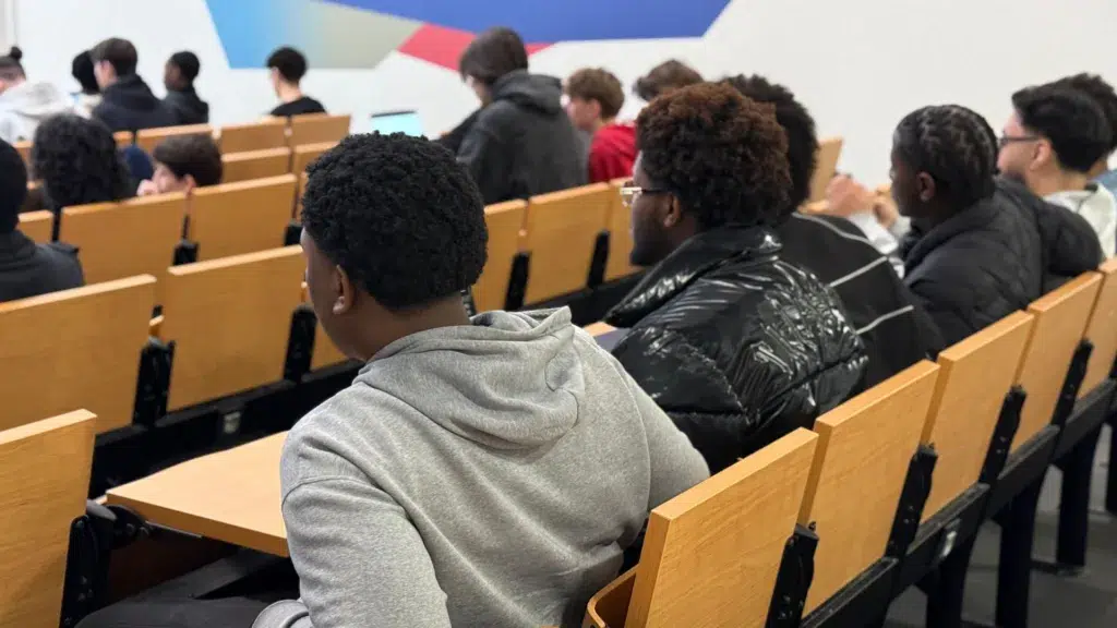 étudiants en amphi lors de la conférence sur l'accessibilité numérique