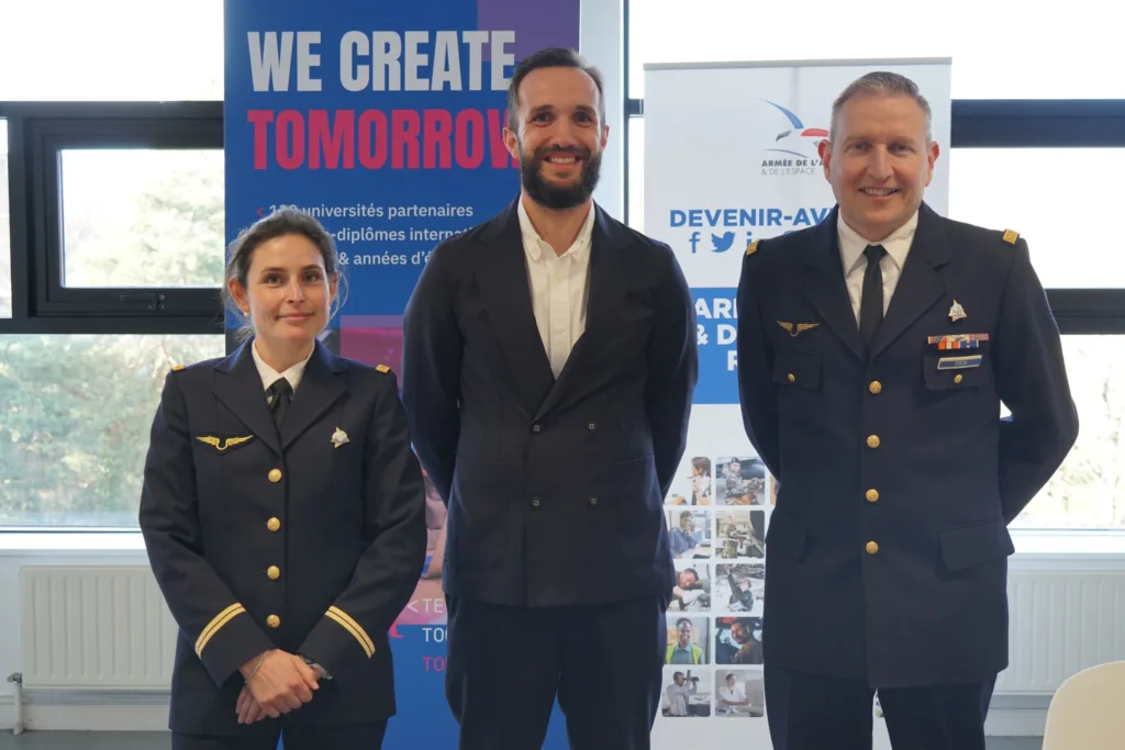 Lieutenant Marie-Constance Baugier, Philippe Gérard, Directeur de campus, et le Capitaine Samuel Fortin lors du partenariat entre Epitech Rennes et l’Armée de l’Air et de l’Espace