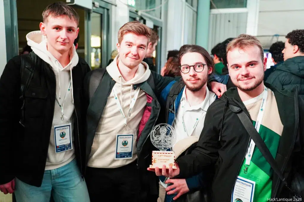 Étudiants Epitech Rennes Hack’Lantique 2026 posant avec le trophée de la 3e place Étudiants Epitech Rennes au Hack’Lantique 2026 posant avec le trophée de la 3e place