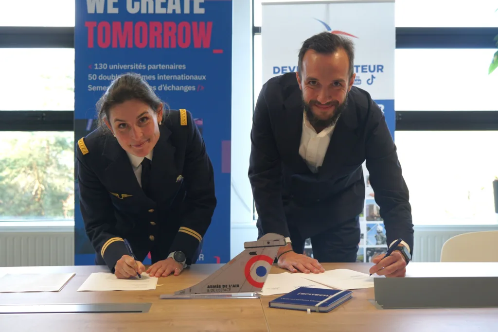 Signature du partenariat entre Epitech Rennes et l’Armée de l’Air et de l’Espace par le Lieutenant Marie-Constance Baugier et Philippe Gérard, Directeur du campus Epitech Rennes
