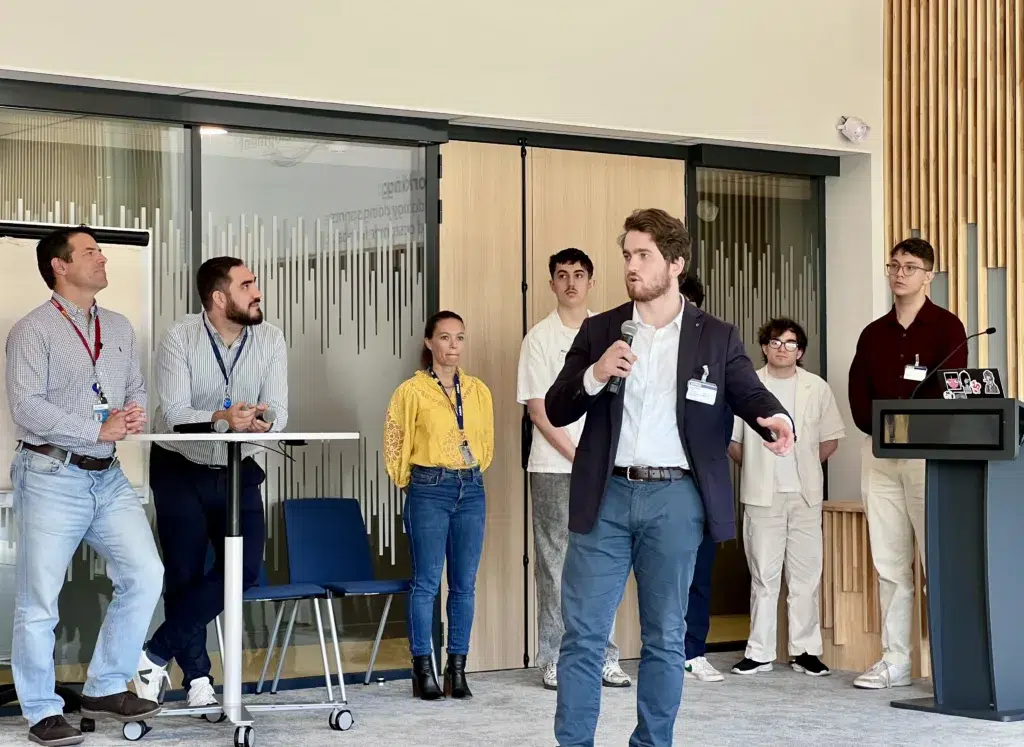 Des étudiants d'Epitech Toulouse présentent leur solution numérique devant des équipes d'airbus