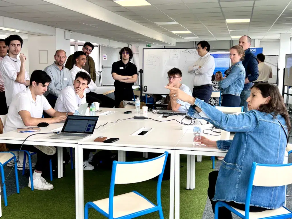 Des étudiants d'Epitech Toulouse travaillent en équipe avec Airbus lors d'un hackathon informatique