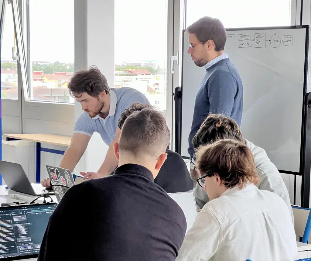 Des étudiants d'Epitech Toulouse, école d'informatique, travaillent avec des experts aéronautiques d'Airbus