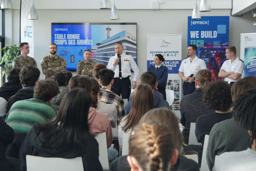 Intervenants des différentes Armées réunis lors du lancement de la table ronde à Epitech Rennes