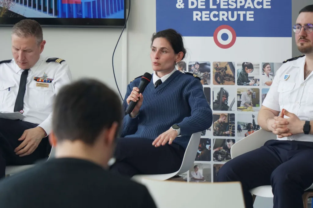 Intervenante de l’Armée de l’Air et de l’Espace prenant la parole lors de la table ronde à Epitech Rennes