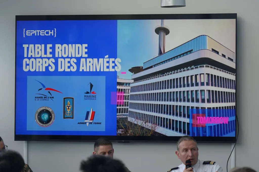 Visuel de la table ronde des Armées projeté sur écran avec les logos des entités participantes et une vue du Mabilay à Rennes