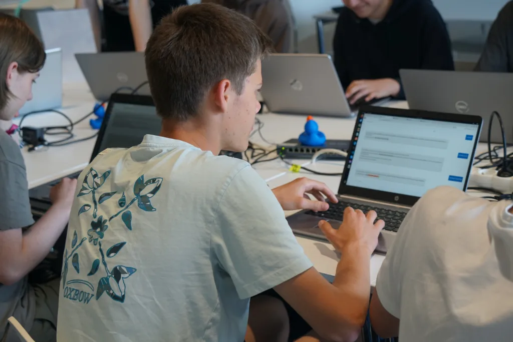 Atelier cybersécurité pour collégiens au BreizhCTF 2026 Collégiens participant à un atelier d’initiation à la cybersécurité animé par Epitech Rennes lors du BreizhCTF 2026