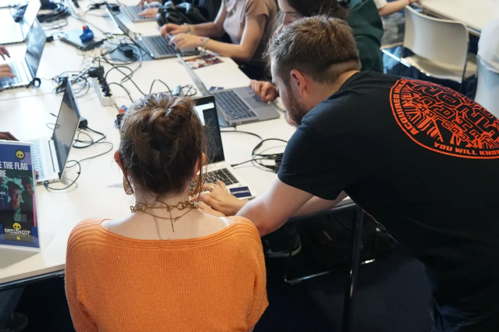 Atelier de découverte du code pour les collégiens Un accompagnateur pédagogique aide une collégienne lors d’un atelier de code