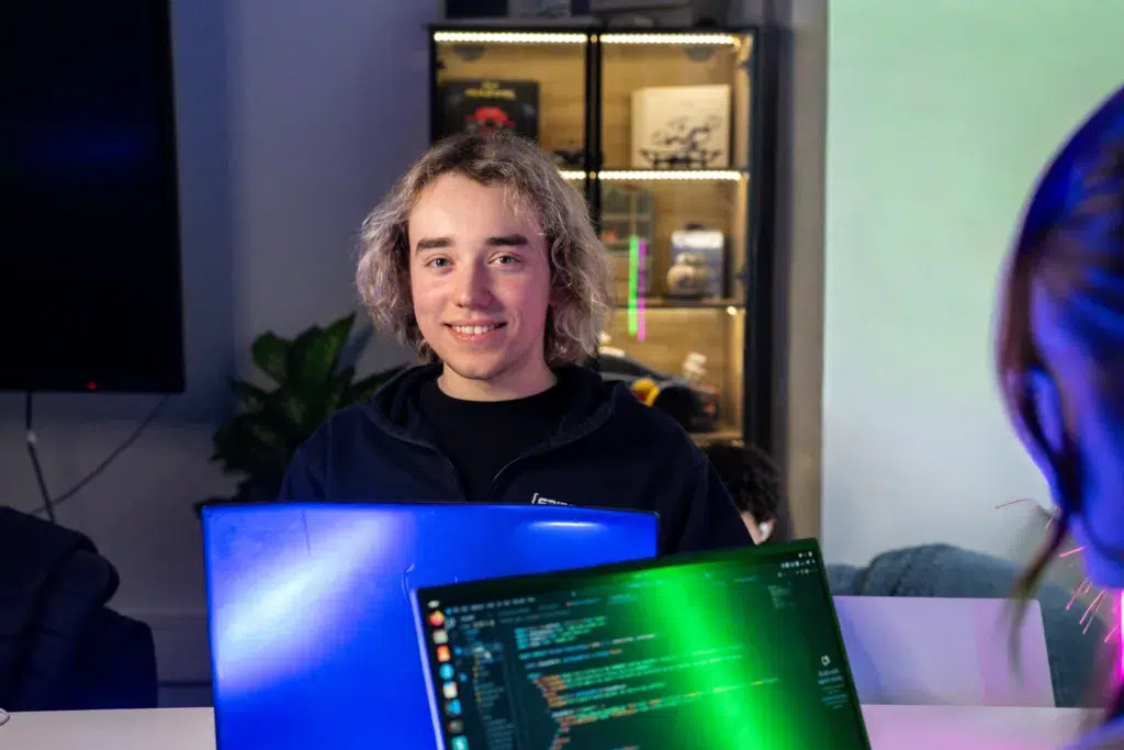 etudiant Epitech devant son ordinateur
