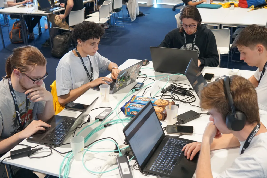 Les étudiants Epitech Rennes au BreizhCTF 2026 Étudiants Epitech Rennes participant au Capture The Flag du BreizhCTF 2026 autour de leurs ordinateurs