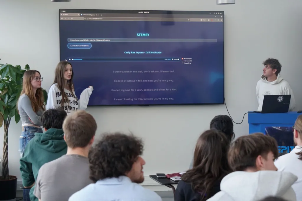 Présentation du groupe coup de cœur pitch lors du hackathon IA Epitech devant le jury et les étudiants