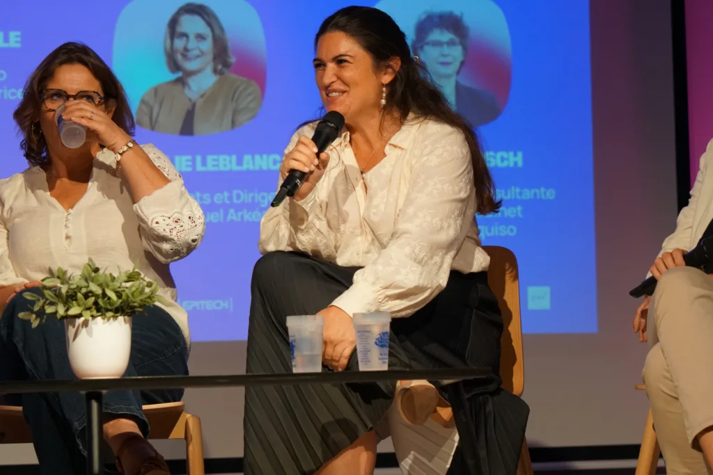 Laura Hassan lors de la table ronde Matilda Laura Hassan riant et une intervenante échangent sur les femmes dans la tech lors de Matilda
