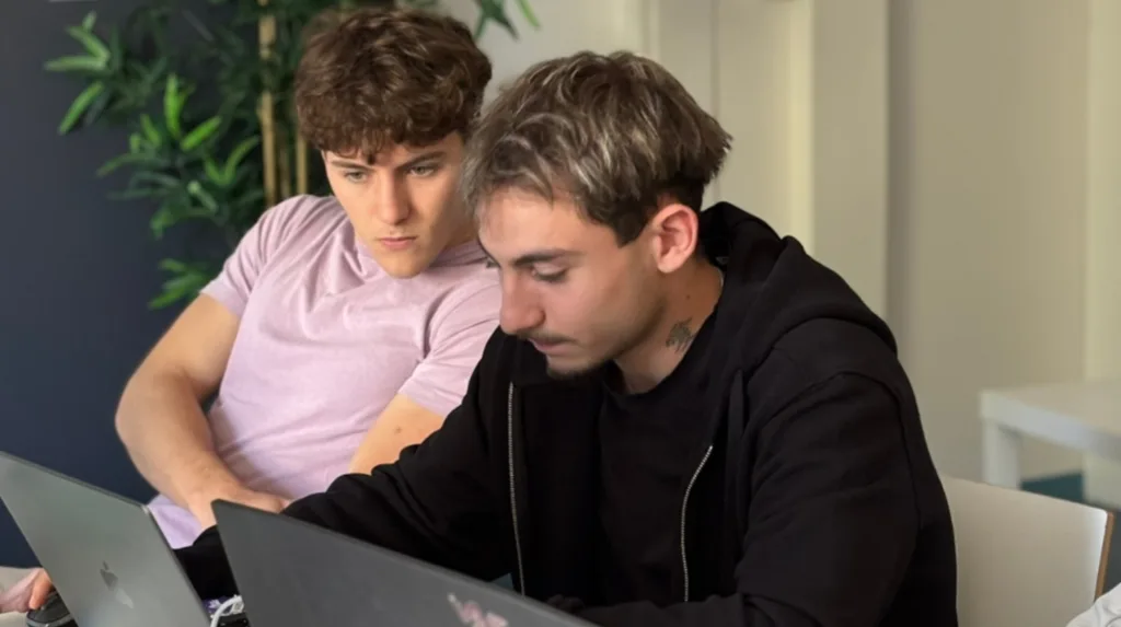 Etudiants Epitech Bordeaux travaillent sur ordinateur